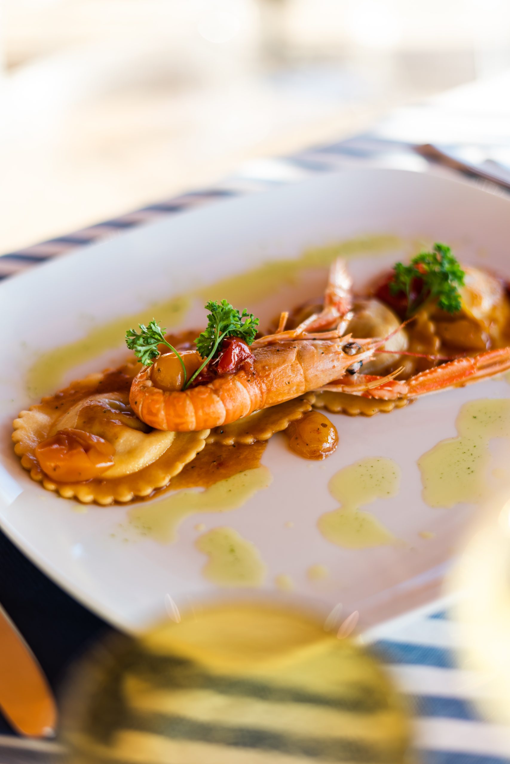 Piatto ristorante de la siesta Gaeta ravioli con scampi e datterini rossi